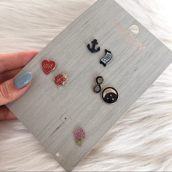 TOPSHOP FREEDOM pin brooch pack - Picture 2 of 3